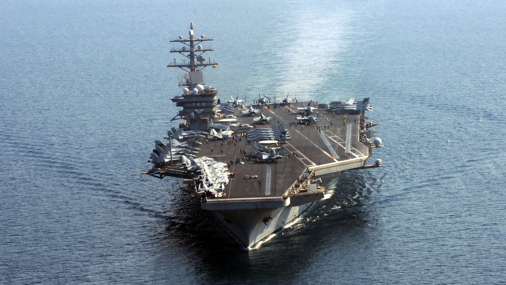 德甲中场密集包夹，压制对手核心球员，德甲的球场